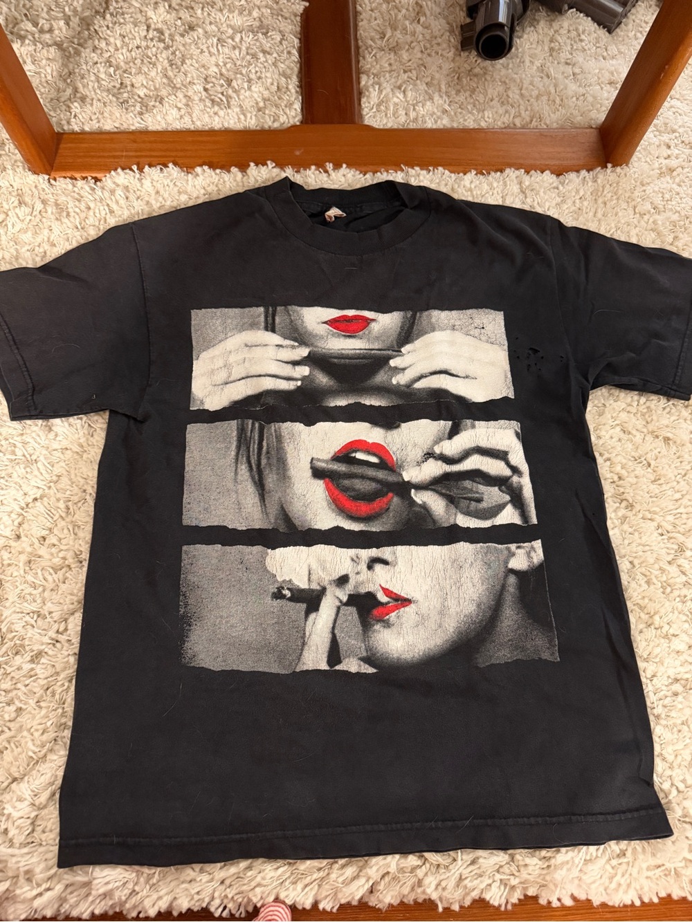 Black vintage t-shirt w/ lips size M